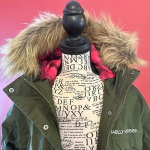 💚🩷NWOT Green and Pink Helly Hansen Coastline Parka, size XL.